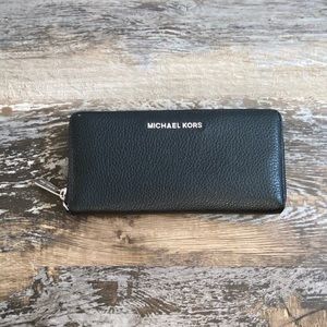 Black Micheal Kors wallet